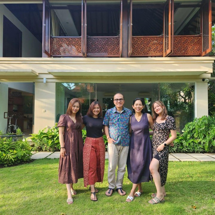 <p>Rumah yang memiliki luas 1.800 meter persegi ini juga memiliki halaman dengan rumput hijau segar yang sangat luas, lho, Bunda. (Foto: Instagram@tantowiyahyaofficial)</p>