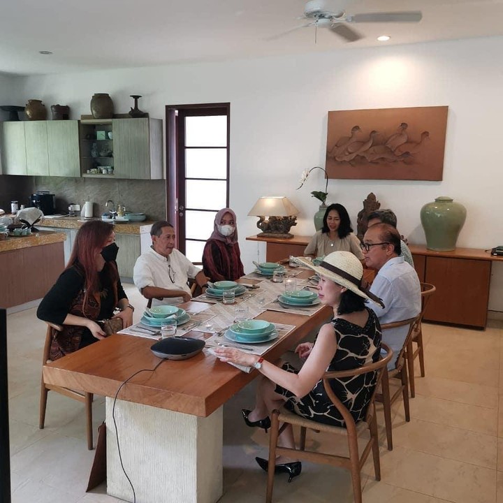 <p>Area ruang makan ini menyatu dengan dapurnya. Untuk dapur, Tantowi tampaknya memilih konsep minimalis, Bunda. (Foto: Instagram@tantowiyahyaofficial)</p>
