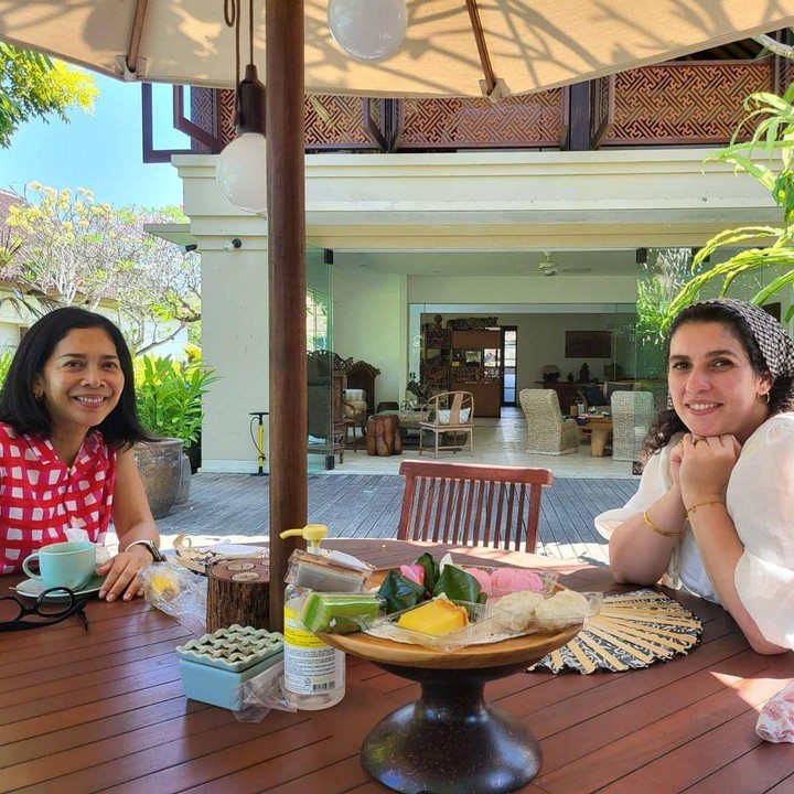 <p>Mengawali kariernya sebagai resepsionis di salah satu hotel di Jakarta, siapa yang menyangka bahwa mantan pembawa acara ini bisa memiliki hunian nyaman di Bali? Tantowi menyebut huniannya ini sebagai surga di dalam surga, Bunda. Rumahnya ini memiliki bangunan dengan konsep menyatu dengan alam, sehingga lebih banyak kaca dan ruang terbuka. (Foto: Instagram@tantowiyahyaofficial)</p>