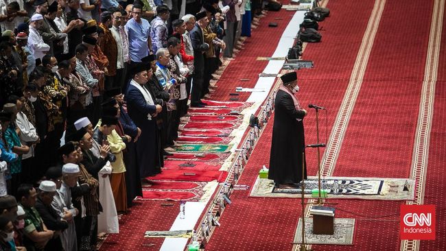 Tata cara sholat berjamaah memiliki beberapa perbedaan dengan sholat sendiri. Berikut tata cara sholat fardhu berjamaah dan bacaan niatnya.