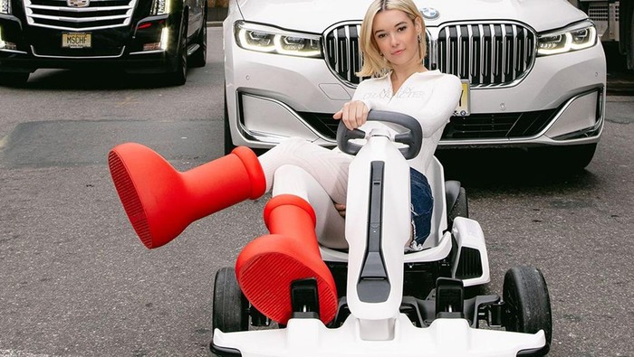 img-title Gaya Selebriti Tampil Nyentrik Pakai Sepatu Bot Viral, Mschf Big Red Boot!