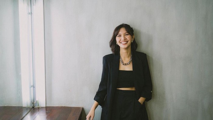 Deretan Gaya Sheila Dara Ini Bisa Jadi Variasi Outfit Kencan untuk Kamu si Perempuan Cerdas yang Mandiri