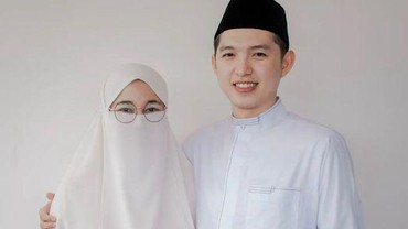 Hamil Anak Kembar, Istri Ustaz Dennis Lim Sampai Lepas Pasang Cadar