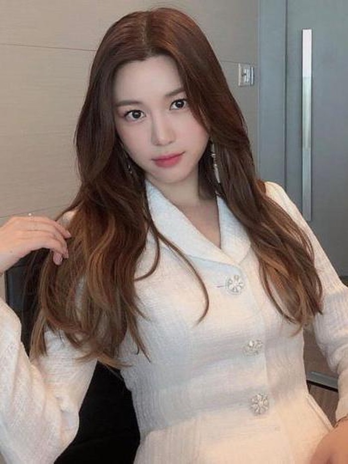 Tahun 2015, Lee Da In mulai terjun ke layar kaca lewat dengan membintangi sejumlah drama seperti Hwarang, Entourage, My Golden Life, dan masih banyak lagi./ foto: instagram.com/xx__dain