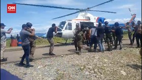 VIDEO: TNI-Polri Evakuasi 24 Warga Distrik Paro Dari Ancaman KKB