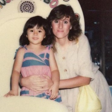 Dijuluki Hot Mom, Intip 7 Foto Lawas Wulan Guritno dari Kecil Menggemaskan!