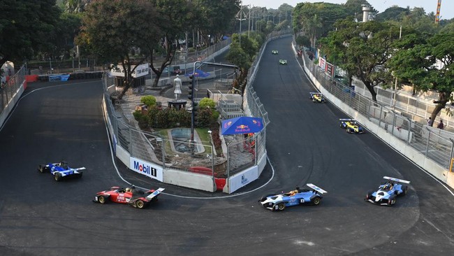 Momen unik terjadi pada Formula E India 2023. Warga lokal merangsek masuk ke sirkuit menggunakan sepeda motor dan mobil karena kemacetan di luar sirkuit.