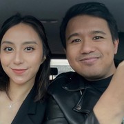 Gemas! Simak Gaya Berpakaian Clairine Clay dan Joshua Suherman yang Selalu Serasi