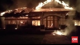 Protes Pelantikan Raja, Kantor Camat Huamual Seram Maluku Dibakar