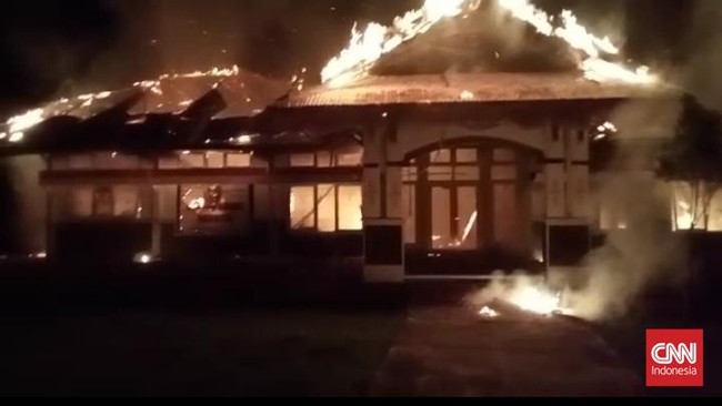 Sejumlah warga Negeri Luhu, Maluku, diduga membakar Kantor Camat Huamual karena protes pelantikan kades menjadi Raja Negeri Luhu.