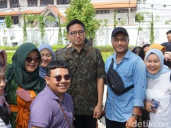 Mangkunegoro X Sapa Wisatawan di Pracima Tuin