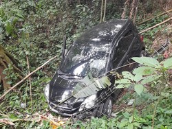 Mobil Terjun ke Jurang Usai Tabrakan dengan Truk di Cianjur