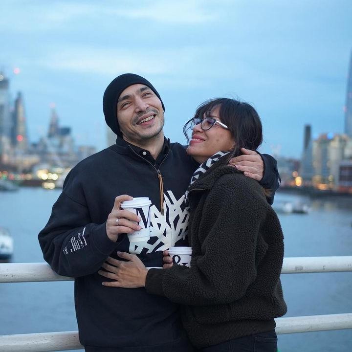 <p>Meski jarang tersorot, Inong ternyata kerap membagikan potret mesranya bersama sang suami pada akun media sosialnya, Bunda. Banyak netizen mengatakan keduanya adalah pasangan serasi dan selalu romantis. (Foto: Instagram: @inong_ayu)</p>