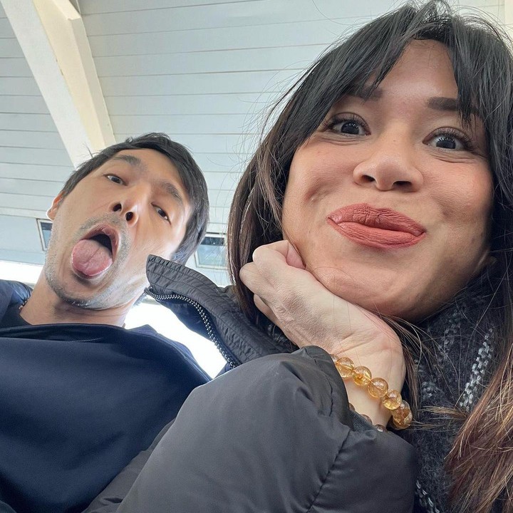<p>"Sesenang itu aku kalau lihat pasangan ini. Sangat serasi dan penuh prestasi," kata seorang netizen. "Kalian seromantis ituuuu ih," tutur yang lainnya. (Foto: Instagram: @inong_ayu)</p>