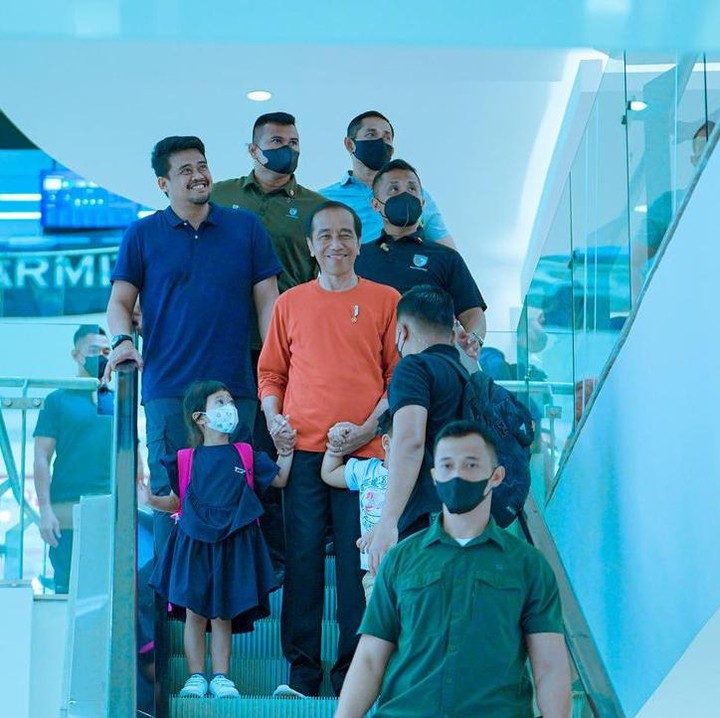 <p>Belum lama ini Presiden Joko Widodo (Jokowi) mengunjungi pusat perbelanjaan yang ada di kota Medan bersama kedua cucunya, Sedah Mirah dan Nahyan. Kunjungan Jokowi ini disambut meriah oleh masyarakat, Bunda. (Foto: Instagram: @bobbynst)</p>