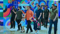 <p>Tak hanya menyambangi wahana permainan, Jokowi mengaku turut mengunjungi beberapa toko pakaian di pusat perbelanjaan tersebut. Kegiatan ini pun turut ia bagikan pada laman media sosialnya. (Foto: Instagram: @bobbynst)</p>