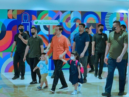 7 Potret Jokowi Ajak Cucu Main di Mall, Penampilan Nahyan Bikin Penasaran