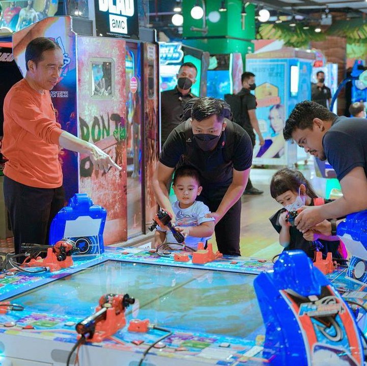 <p>Dalam kunjungannya ini, Jokowi mengajak Nahyan dan Sedah Mirah untuk bermain di sebuah wahana permainan anak. Anak pertama dan kedua dari Boby Nasutio dan Kahiyang Ayu ini pun terlihat sangat bergembira. (Foto: Instagram: @bobbynst)</p>