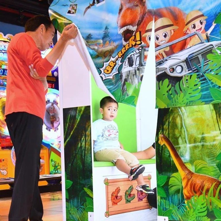 <p>"Masih di Medan, semalam, saya menemani Sedah Mirah dan Panembahan Al Nahyan mengunjungi pusat perbelanjaan DeliPark Mall. Dua cucu saya ini senang sekali menikmati wahana permainan di sana, lalu mengunjungi beberapa toko pakaian," katanya. (Foto: Instagram: @jokowi)</p>