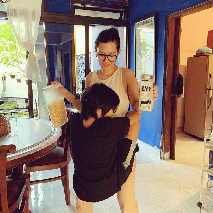 <p>Gitaris Sheila On 7, Eross Candra bersama anak dan istrinya saat ini tinggal di Yogya, Bunda. Rumah yang ditinggali ketiganya pun menarik perhatian netizen, nih. (Foto: Instagram: @sarahcandra)</p>