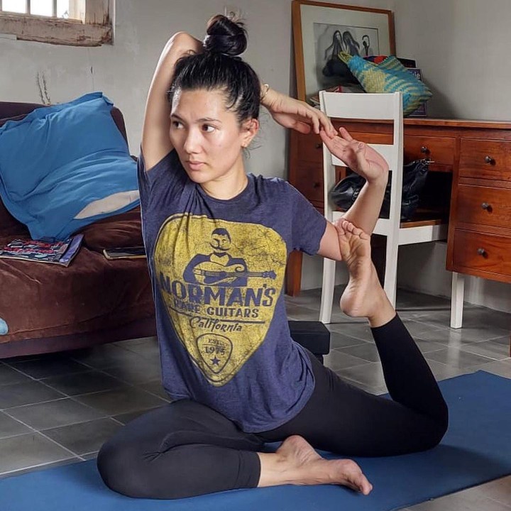<p>Sukses berkarier di dunia musik selama puluhan tahun, tak membuat Erros hijrah ke ibukota. Bersama keluarganya, Eross kini tinggal di rumah bernuansa klasik dan sederhana. Namun, hal itu tak mengurangi kenyamanan para penghuninya. Sarah pun terlihat berolahraga di dalam rumah. (Foto: Instagram: @sarahcandra)</p>
