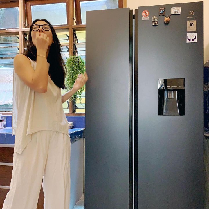 <p>Meski terkesan sederhana, Eross dan Sarah tetap memilih untuk menggunakan kulkas dua pintu berteknologi canggih, nih. Desainnya keren banget ya, Bunda! (Foto: Instagram: @sarahcandra)</p>