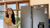 <p>Meski terkesan sederhana, Eross dan Sarah tetap memilih untuk menggunakan kulkas dua pintu berteknologi canggih, nih. Desainnya keren banget ya, Bunda! (Foto: Instagram: @sarahcandra)</p>
