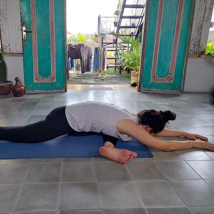 <p>Sebagian besar jendela dan pintu rumah Eross terbuat dari kayu, Bunda. Tak hanya itu, lantai rumah juga membuat kesan tradisional meski tidak menggunakan kramik. (Foto: Instagram: @sarahcandra)</p>