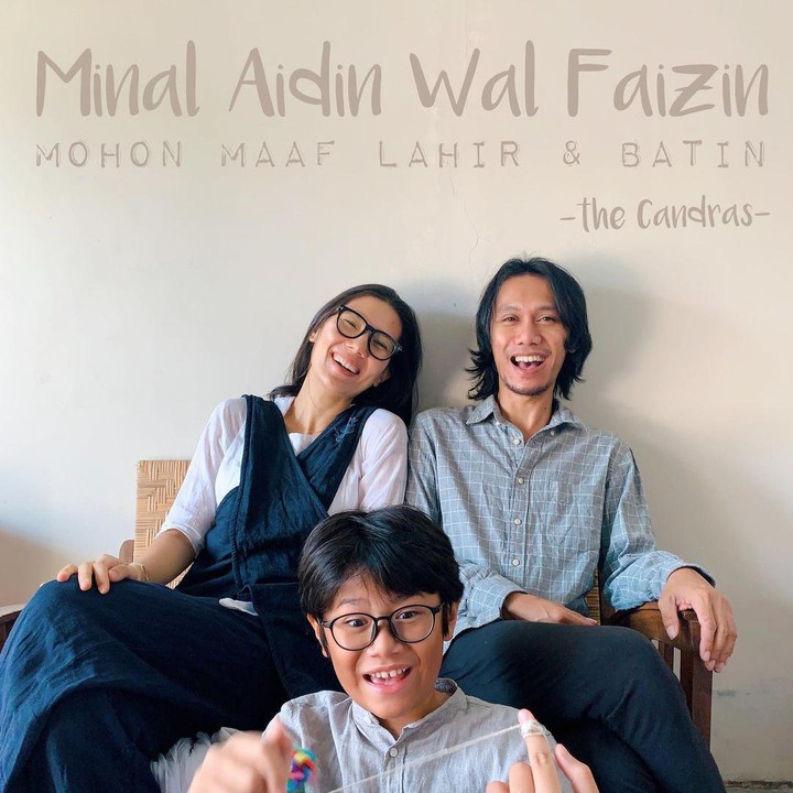 <p>Dinding rumah Eross dibiarkan berwarna polos tanpa hiasan. Tak hanya itu, ia turut meletakkan kursi kayu yang semakin menambah nuansa klasik. (Foto: Instagram: @erosscandra)</p>
