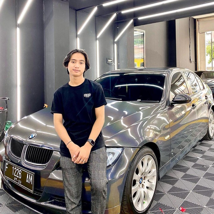 <p>Hal ini dibuktikan ketika Bowo berulang tahun yang ke-17. Seorang fans memberikan Bowo mobil seharga ratusan juta rupiah sebagai kado ulang tahun.Foto: Instagram: @prabowomondardo</p>