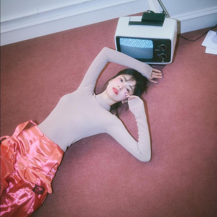 <p>Penampilan terbaru Song Hye Kyo mendapatkan banyak pujian dari netizen, Bunda. Mereka mengatakan hanya Hye Kyo lah yang cocok mengenakan <em>style</em> tersebut. (Foto: Instagram: @kyo1122)</p>