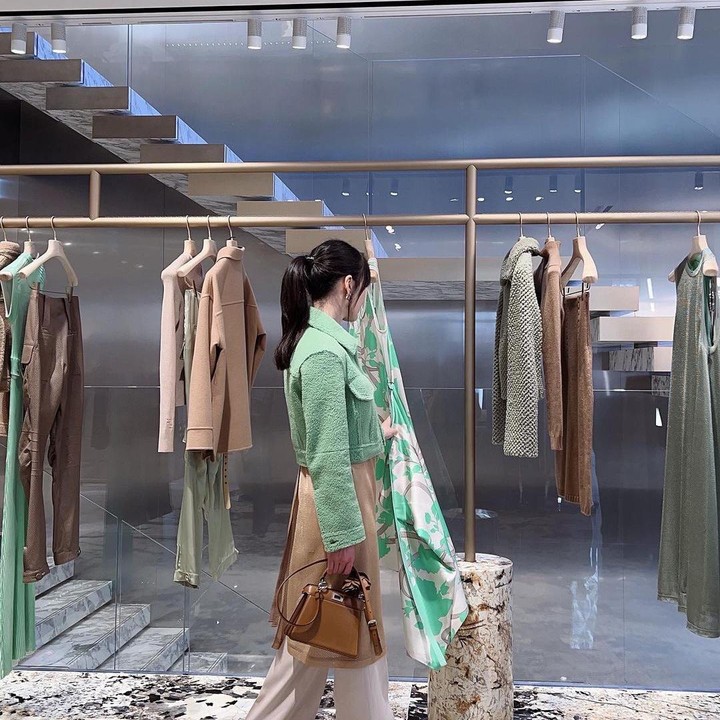 <p>Beberapa waktu lalu, Hye Kyo juga sempat mengunjungi toko <em>brand fashion</em> ternama, Fendi. Gayanya yang <em>fashionable</em> semakin lengkap dengan tas jinjing warna cokelat. (Foto: Instagram: @kyo1122)</p>