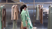 <p>Beberapa waktu lalu, Hye Kyo juga sempat mengunjungi toko <em>brand fashion</em> ternama, Fendi. Gayanya yang <em>fashionable</em> semakin lengkap dengan tas jinjing warna cokelat. (Foto: Instagram: @kyo1122)</p>