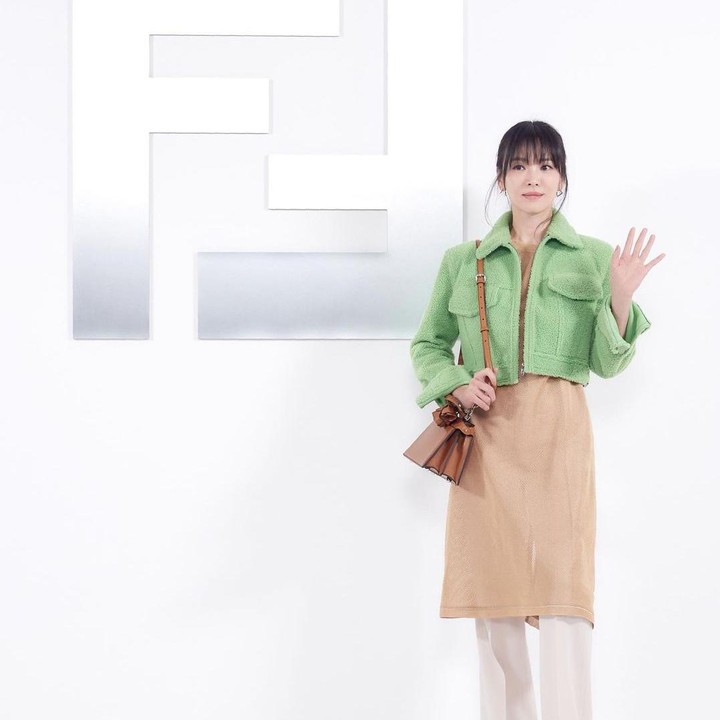 <p>Nama aktris asal Korea Selatan, Song Hye Kyo, kembali melejit usai perannya sebagai Moon Dong Eun di drama The Glory, Bunda. Jelang penayangan season 2, Hye Kyo terlihat semakin terlihat anggun, lho. (Foto: Instagram: @kyo1122)</p>