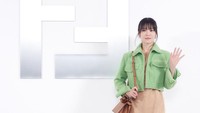 <p>Nama aktris asal Korea Selatan, Song Hye Kyo, kembali melejit usai perannya sebagai Moon Dong Eun di drama The Glory, Bunda. Jelang penayangan season 2, Hye Kyo terlihat semakin terlihat anggun, lho. (Foto: Instagram: @kyo1122)</p>