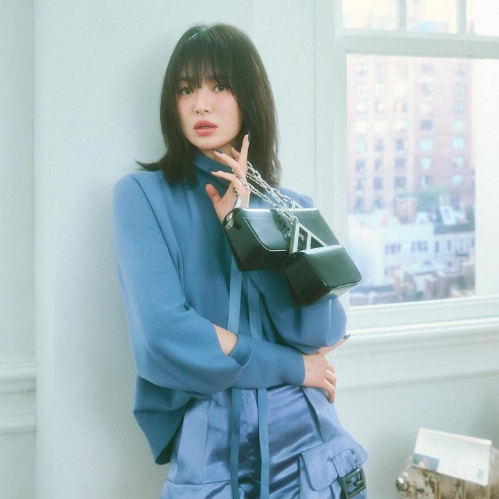 <p>Hye Kyo memperlihatkan gayanya dengan rambut pendek dan berponi. Gayanya pun semakin menawan dengan baju dan <em>mini skirt</em> warna senada. (Foto: Instagram: @kyo1122)</p>