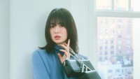 <p>Hye Kyo memperlihatkan gayanya dengan rambut pendek dan berponi. Gayanya pun semakin menawan dengan baju dan <em>mini skirt</em> warna senada. (Foto: Instagram: @kyo1122)</p>