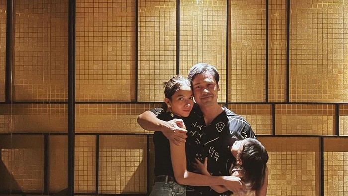 img-title Inspirasi Gaya Berpakaian Pasangan Ala Putri Marino dan Chicco Jerikho yang Selalu Kompak