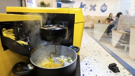 FOTO: Restoran Kroasia Sajikan Menu yang Dimasak Koki Robot