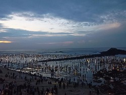 Warga Tumpah Ruah Hadiri Bau Nyale Lombok, Ada Angelina Sondakh