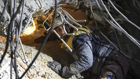 FOTO: White Helmets Jadi Ujung Tombak Evakuasi Korban Gempa Suriah