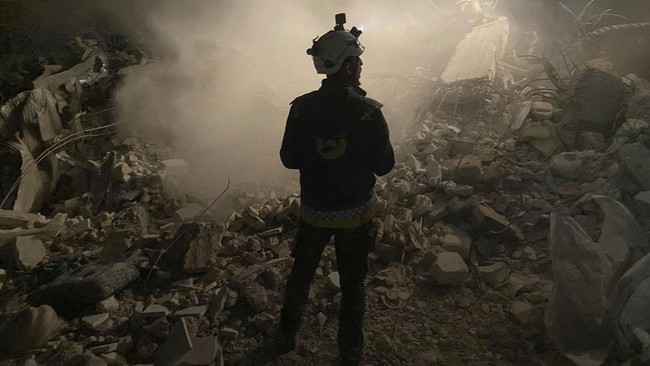 FOTO: White Helmets Jadi Ujung Tombak Evakuasi Korban Gempa Suriah