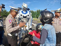 Aksi Robot Transformer di Subang Ingatkan Pengendara Tertib Lalin