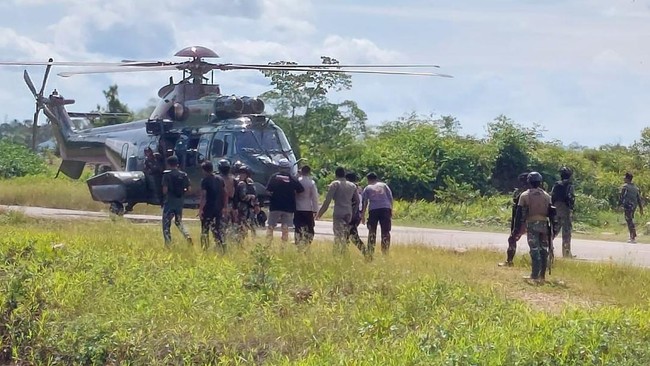 Sekitar 70 orang warga Kampung Eronggobak, Distrik Omukia, Kabupaten Puncak, Papua, dilaporkan mengungsi di sekitar Pos TNI.