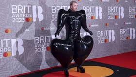 FOTO: Gaya Nyentrik Sam Smith Pakai Gaun Balon di Brit Awards 2023