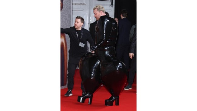 FOTO: Gaya Nyentrik Sam Smith Pakai Gaun Balon di Brit Awards 2023