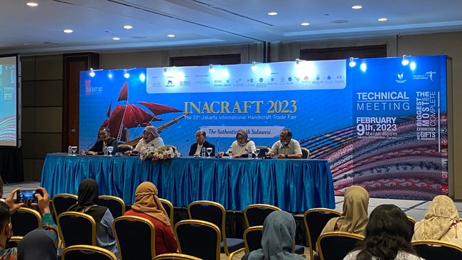 Inacraft 2023 menampilkan beragam produk kerajinan asli Indonesia, mulai batik, tenun, perhiasan dan aksesoris, hingga peralatan rumah tangga dan mainan.