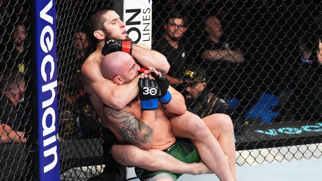 Islam Makhachev mengaku mendapat ejekan dari Khabib Nurmagomedov usai mengalahkan Alexander Volkanovski pada duel UFC 284.