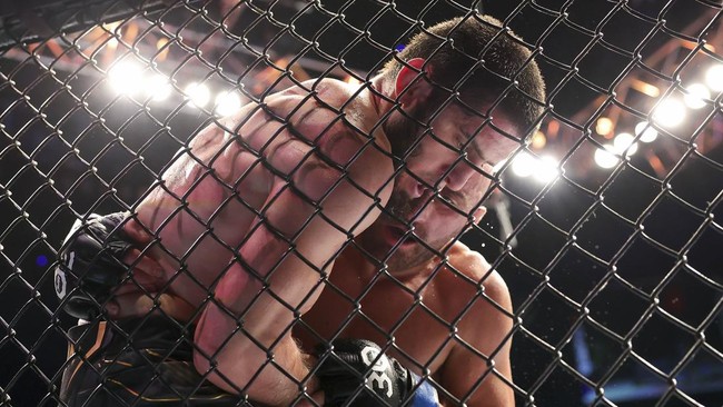 Khabib Nurmagomedov memberikan peringatan pada Islam Makhachev jelang duel lawan Alexander Volkanovski di UFC 294, Minggu (22/10) dini hari WIB.