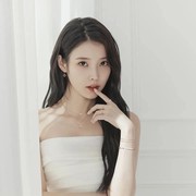 Glowing dan Memesona, Simak Potret Terbaru IU Bersama Brand J.ESTINA!
